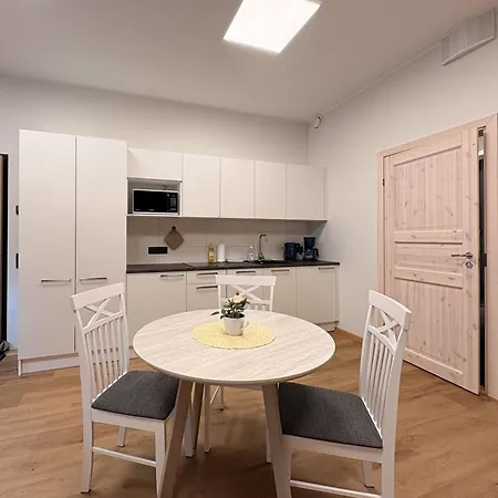 In With Free Parking Apartment *
