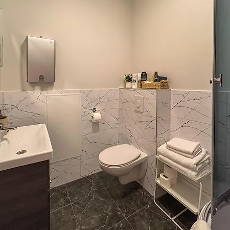 Apartment In With Free Parking *